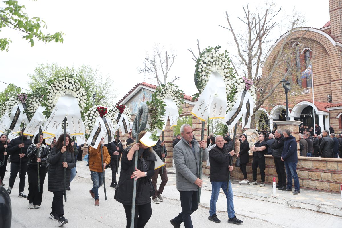 Κηδεία Μπορμπόκη: Σπάραξε στο κλάμα ο αδερφός του - Εικόνες