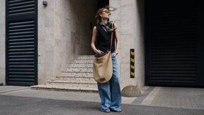 στυλιστικό κόλπο με τζιν παντελόνια