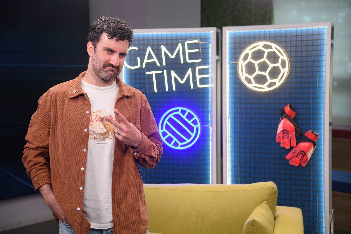 Ο Τάσος Δέδες μιμείται τον Θανάση Βέγγο σε μία μοναδική παράσταση στο Allwyn Game Time