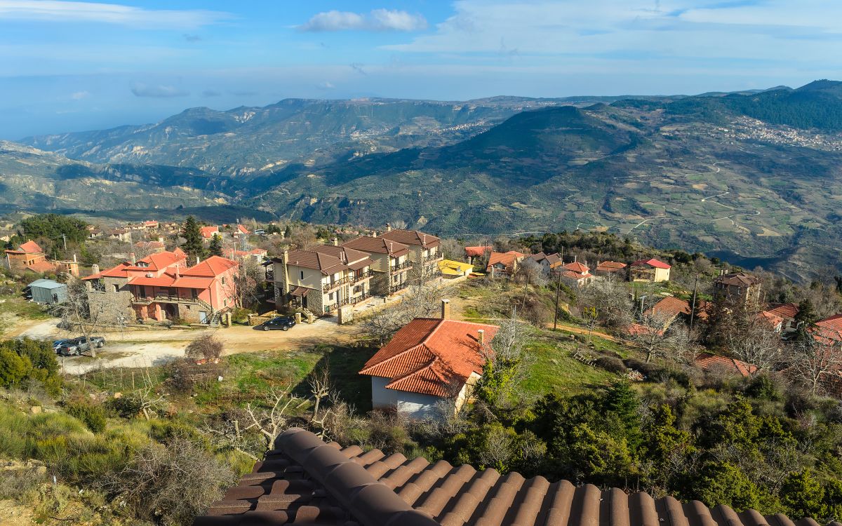 Πάσχα στην Κορινθία: Μονοπάτια, παραλίες και παραδοσιακά Χωριά