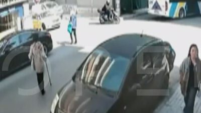 ΕΦΚΑ: Βίντεο ντοκουμέντο από τον 89χρονο που μπαίνει στο ΕΦΚΑ με την καραμπίνα