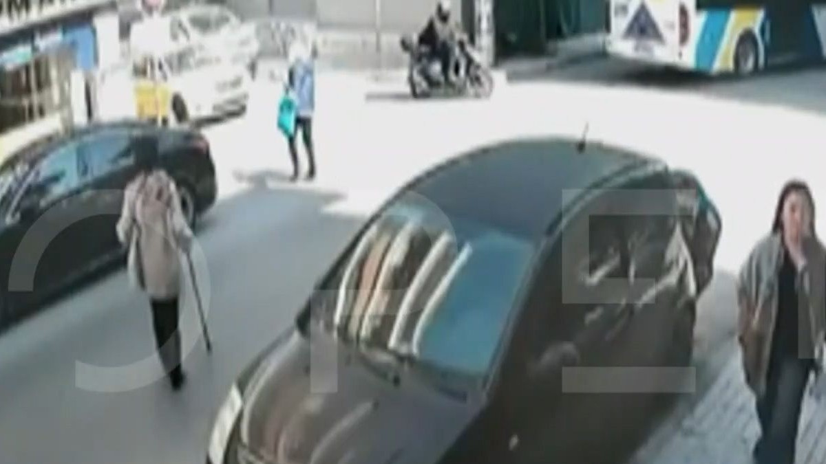 ΕΦΚΑ: Βίντεο ντοκουμέντο από τον 89χρονο που μπαίνει στο ΕΦΚΑ με την καραμπίνα