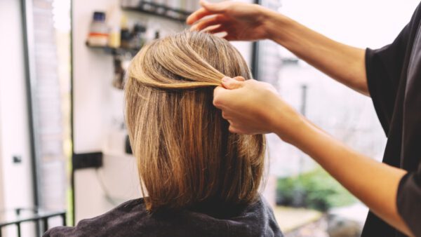 Γυναίκα στο κομμωτήριο