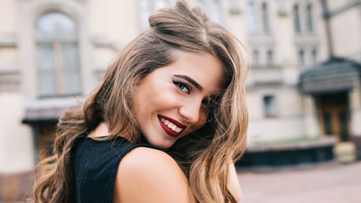 περιποίηση μαλλιών σε γυναίκα