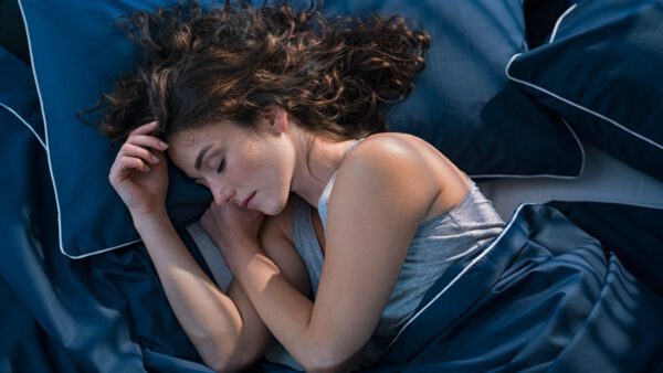Γυναίκα ύπνος σε κρεβάτι