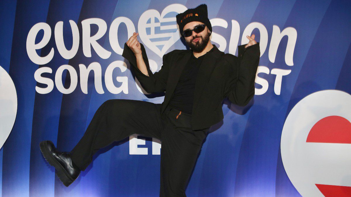 Eurovision 2026: Αναχώρησε ο Akylas για Βιέννη – Οι δηλώσεις του και τα προγνωστικά για το Ferto