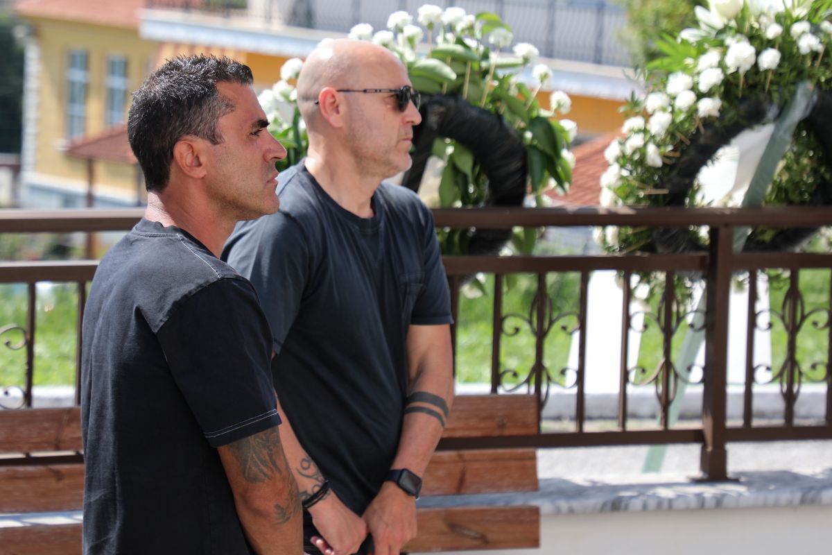 Ο Γρηγόρης Γεωργάτος και ο Νέρι Καστίγιο στην κηδεία του Παρασκευά Άντζα