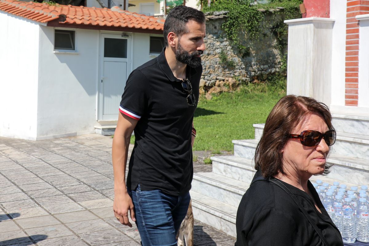 Ο Δημήτρης Σιόβας στην κηδεία του Παρασκευά Άντζα