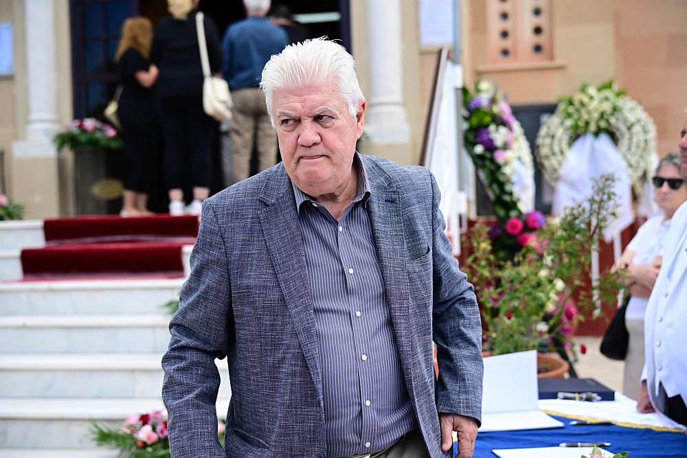 Κηδεία Μαστροκώστα: Το ελληνικό ποδόσφαιρο και η showbiz στο πλευρό του Δέλλα (Φωτογραφίες)