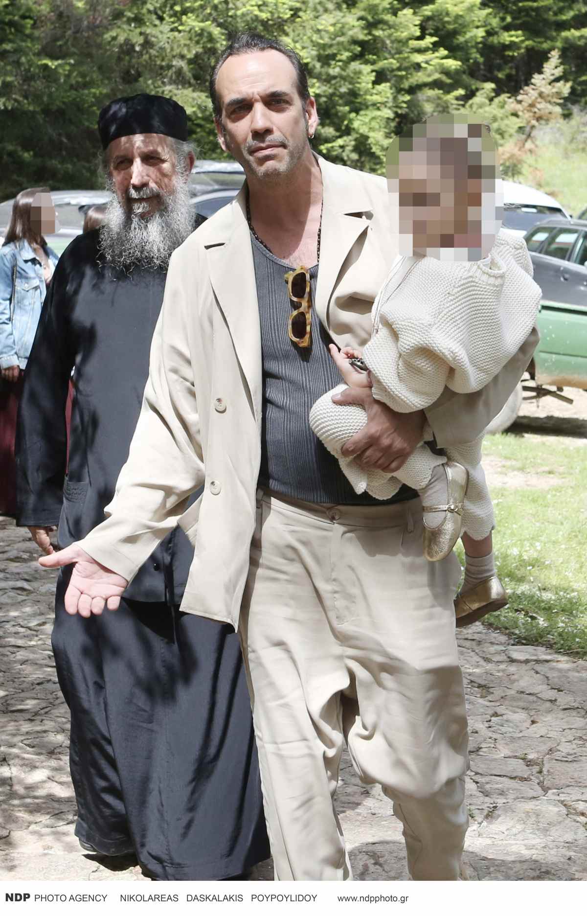 Πάνος Μουζουράκης – Μαριλού Κόζαρη: Βάφτισαν τον γιο τους! Νονά η Παπαρίζου