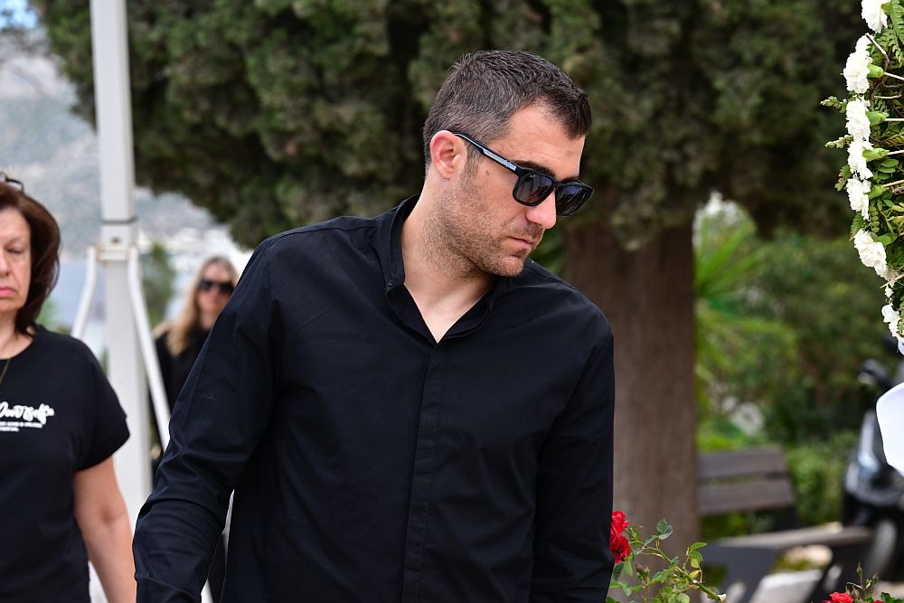 Κηδεία Μαστροκώστα: Το ελληνικό ποδόσφαιρο και η showbiz στο πλευρό του Δέλλα (Φωτογραφίες)