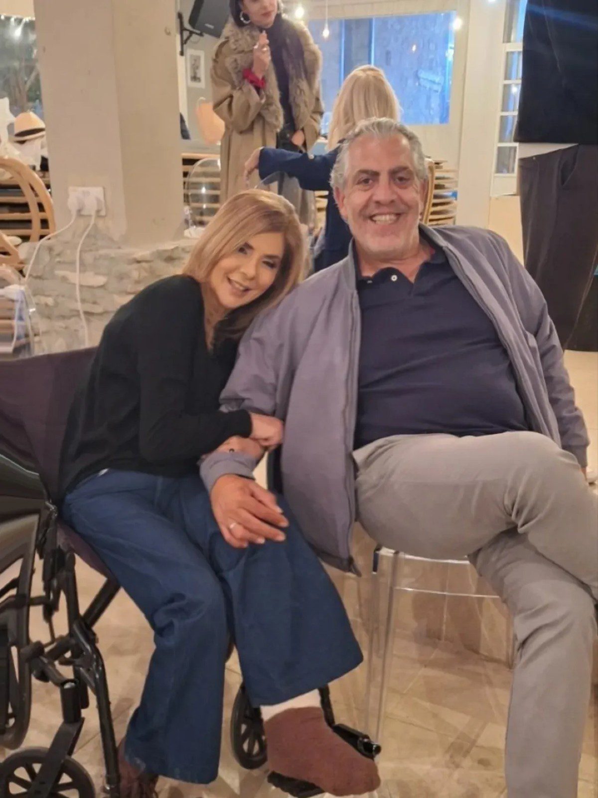 Η Βάσια Παναγόπουλου στα γυρίσματα με αμαξίδιο