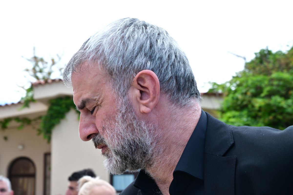 Κηδεία Μαστροκώστα: Έφτασε η σορός - Τραγικές φιγούρες ο Δέλλας και η μητέρα της (Βίντεο και φωτογραφίες)
