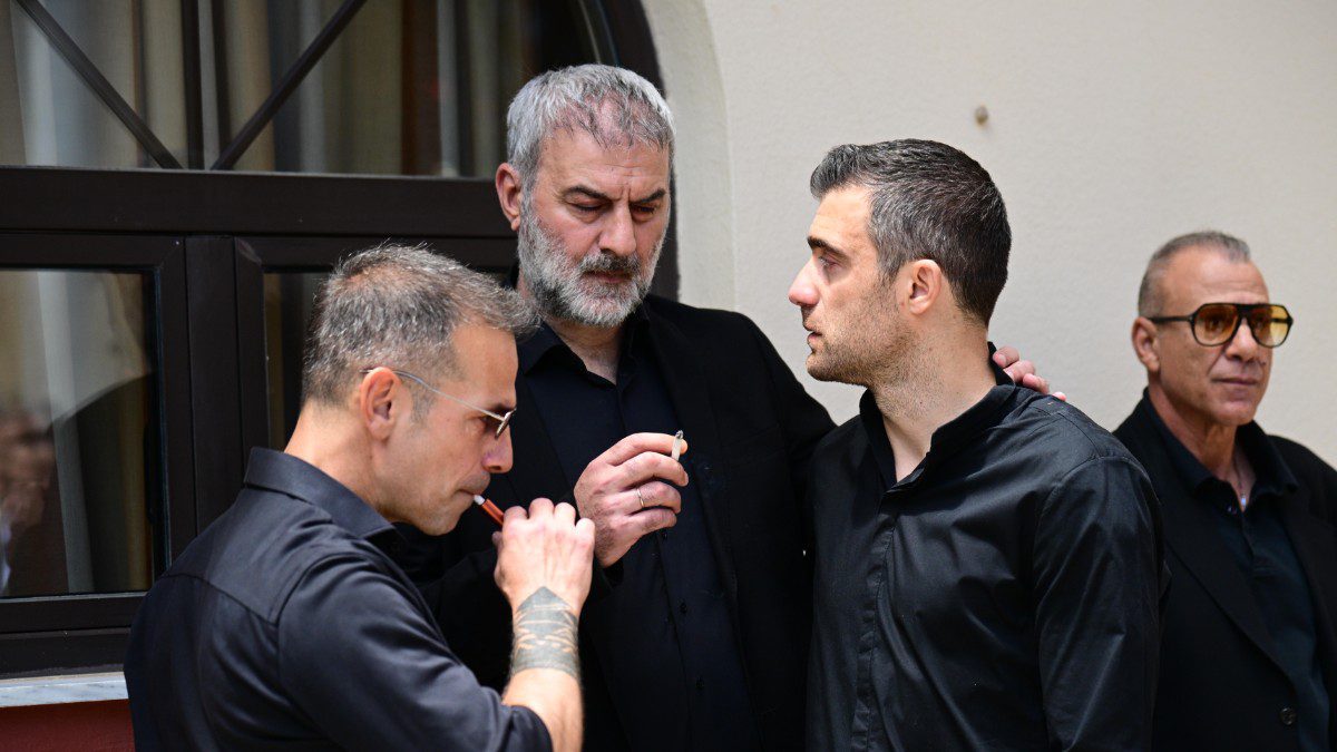 Κηδεία Μαστροκώστα: Το ελληνικό ποδόσφαιρο και η showbiz στο πλευρό του Δέλλα (Φωτογραφίες)
