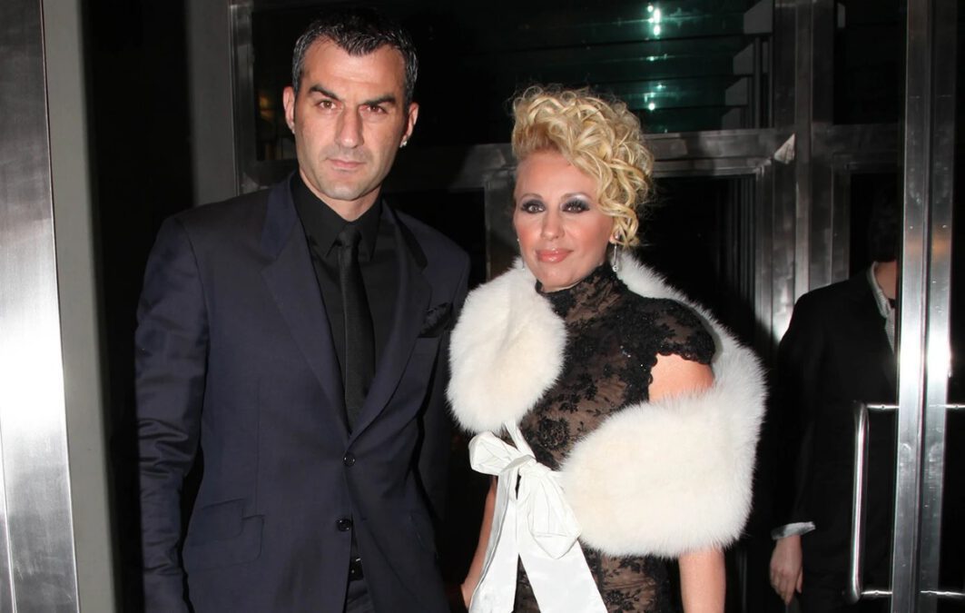Γύριζε άυπνος με την τελευταία πτήση μόνο για να τη δει: Η άγνωστη καθημερινή θυσία του Δέλλα για τη Γωγώ Μαστροκώστα