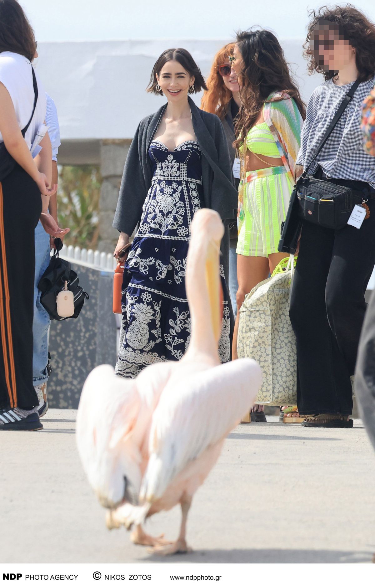 Lily Collins/ Emily in Paris: Μόνο εμείς βρήκαμε την σωσία της στην Μύκονο - Αυτή είναι (Φωτογραφίες)