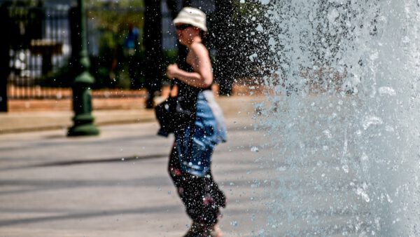 μια κοπέλα περπατά στο κέντρο της Αθήνας
