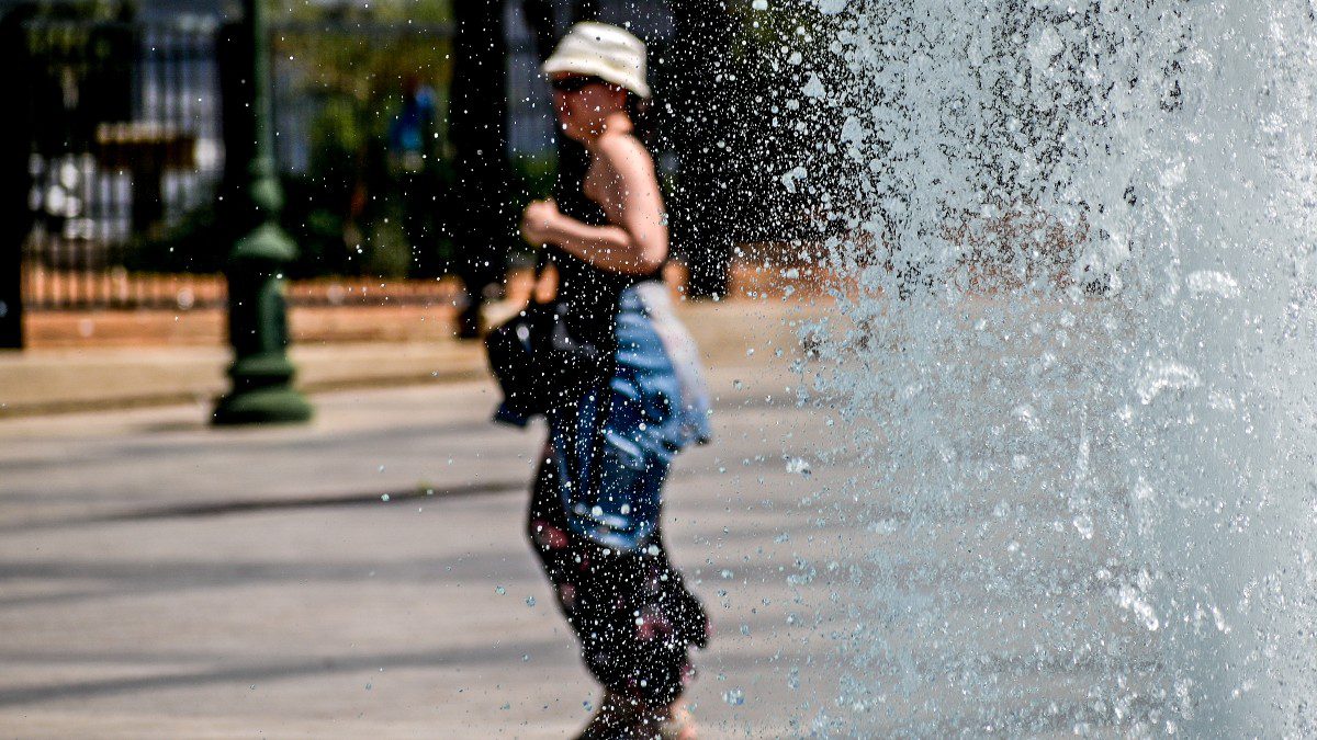 μια κοπέλα περπατά στο κέντρο της Αθήνας