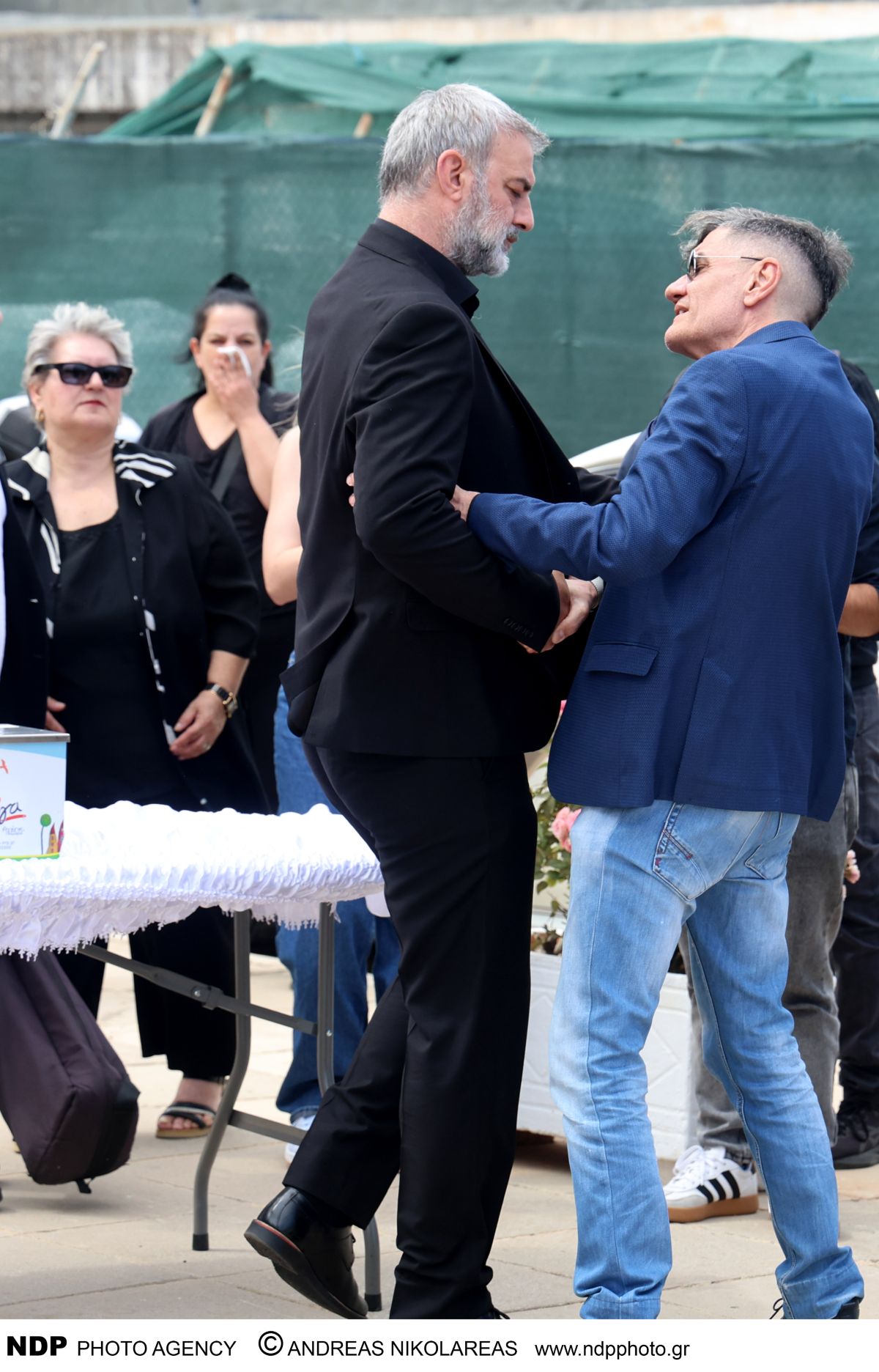 Κηδεία Μαστροκώστα: Έφτασε η σορός - Τραγικές φιγούρες ο Δέλλας και η μητέρα της (Βίντεο και φωτογραφίες)