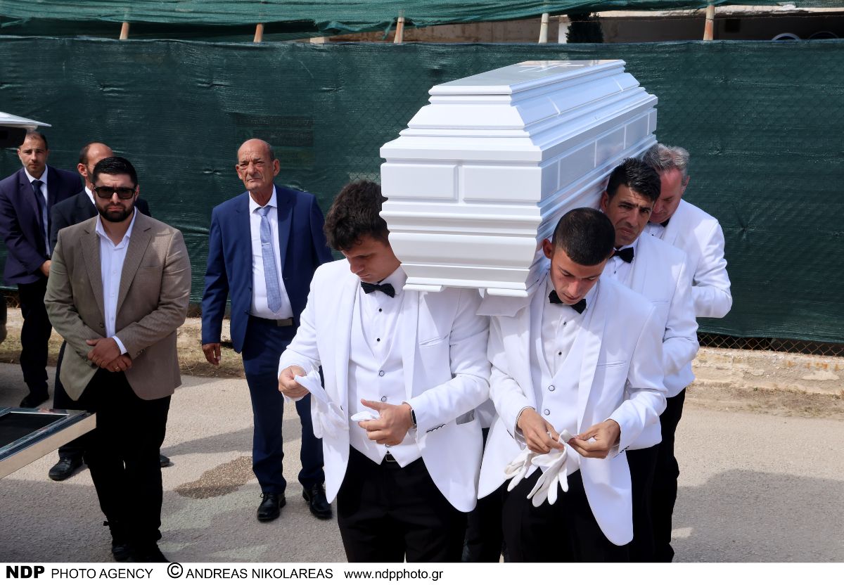 Κηδεία Μαστροκώστα: Έφτασε η σορός - Τραγικές φιγούρες ο Δέλλας και η μητέρα της (Βίντεο και φωτογραφίες)