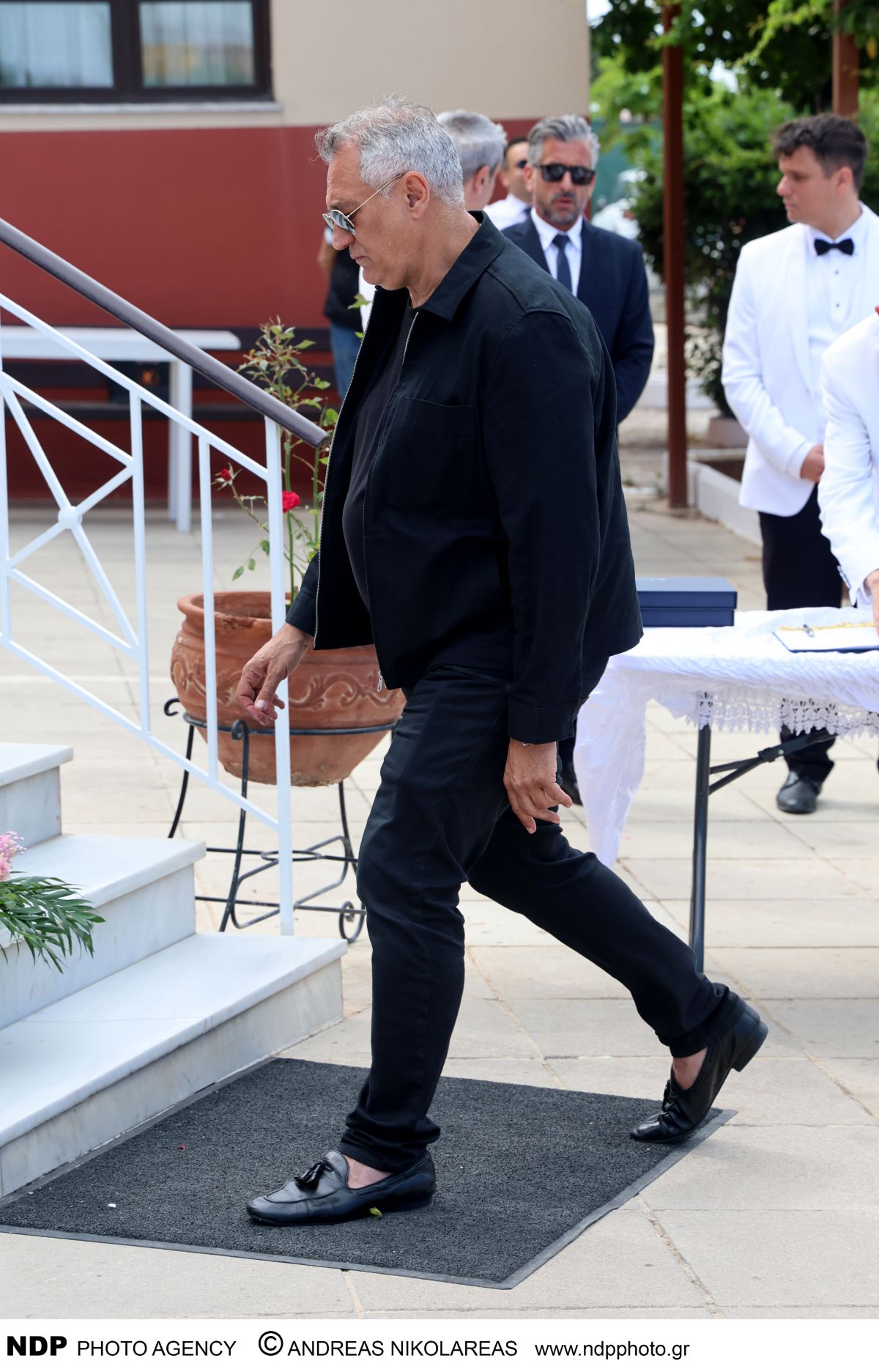 Κηδεία Μαστροκώστα: Έφτασε η σορός - Τραγικές φιγούρες ο Δέλλας και η μητέρα της (Βίντεο και φωτογραφίες)