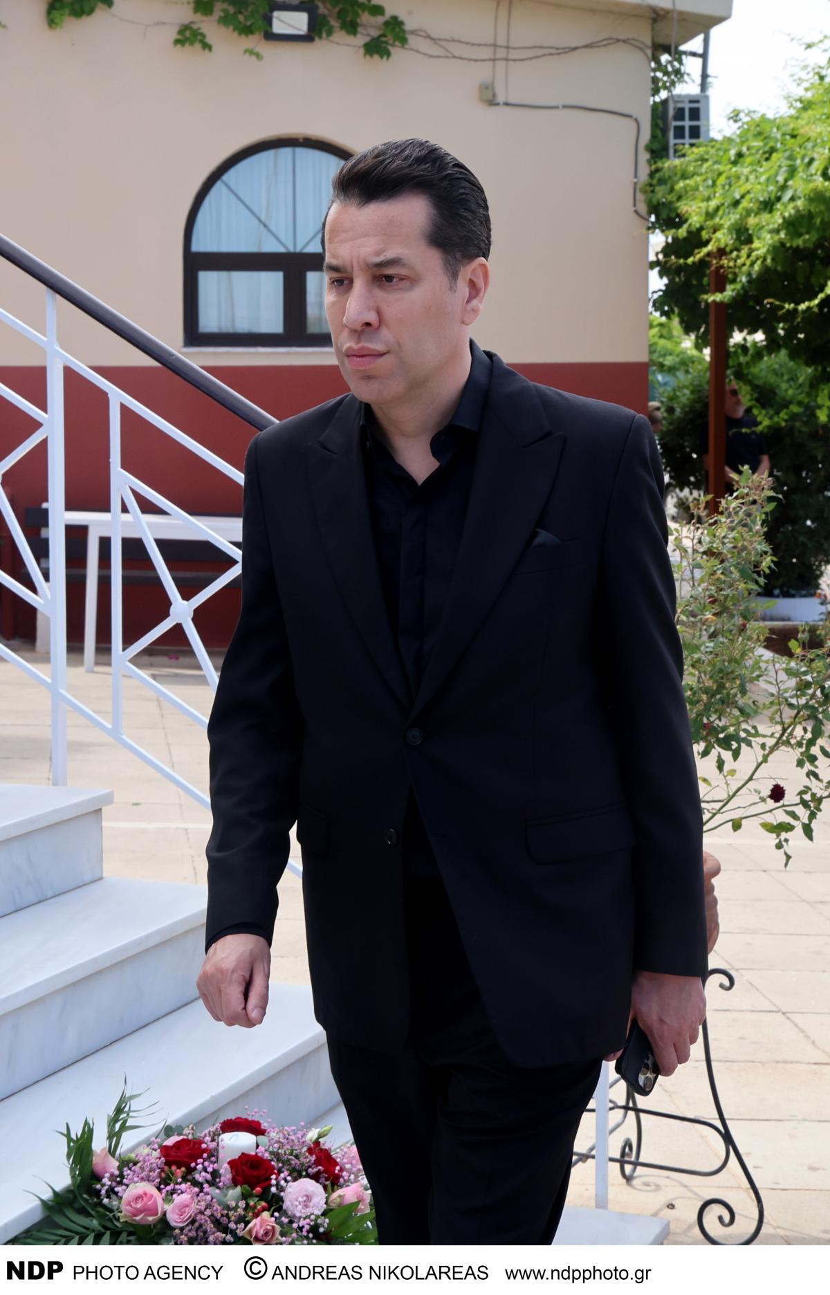 Κηδεία Μαστροκώστα: Έφτασε η σορός - Τραγικές φιγούρες ο Δέλλας και η μητέρα της (Βίντεο και φωτογραφίες)