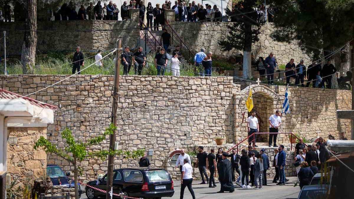 Κρήτη: Συγκλονίζουν οι εικόνες από την κηδεία του 21χρονου – «Όχι μαύρα για τον άγγελό μας»