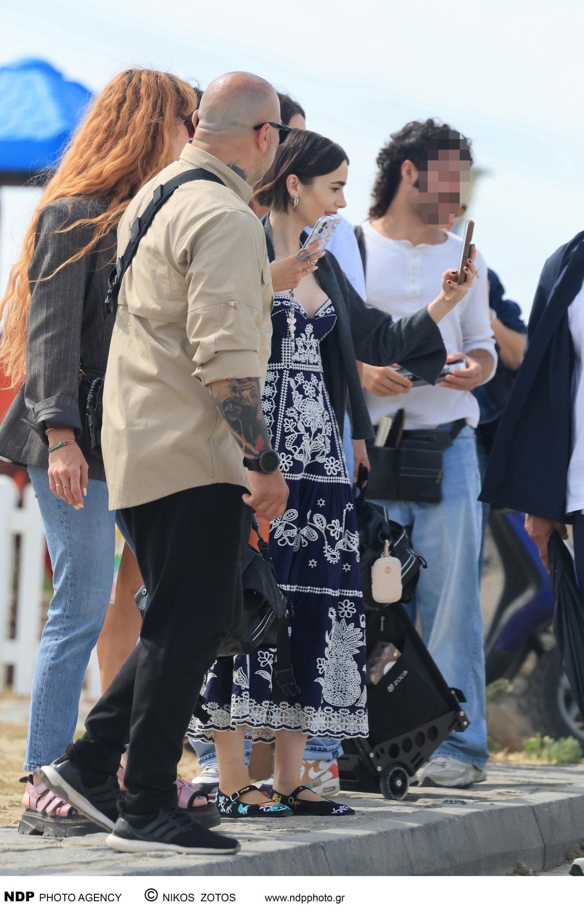 Lily Collins/ Emily in Paris: Μόνο εμείς βρήκαμε την σωσία της στην Μύκονο - Αυτή είναι (Φωτογραφίες)