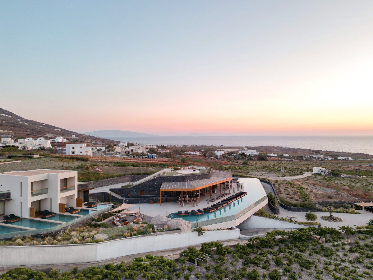Magma Resort Santorini: Η νέα ήσυχη εκδοχή πολυτέλειας στη Σαντορίνη