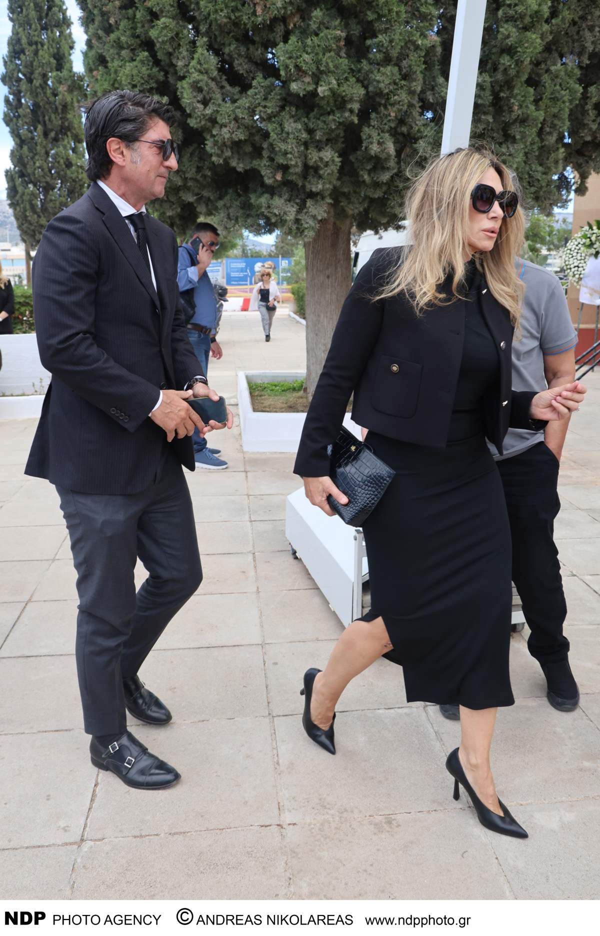 Κηδεία Μαστροκώστα: Έφτασε η σορός - Τραγικές φιγούρες ο Δέλλας και η μητέρα της (Βίντεο και φωτογραφίες)