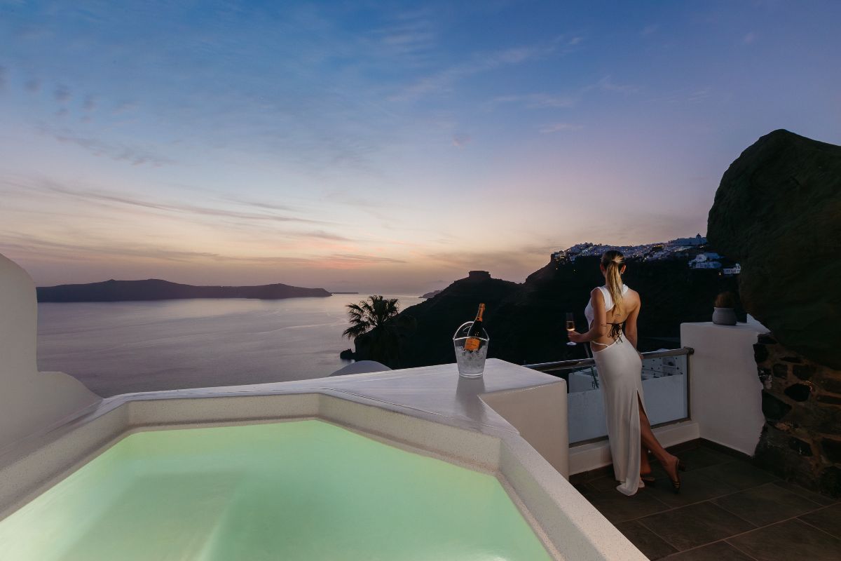 Nevma Suites: Αυτό το boutique luxury καταφύγιο στη Σαντορίνη μοιάζει βγαλμένο από όνειρο!