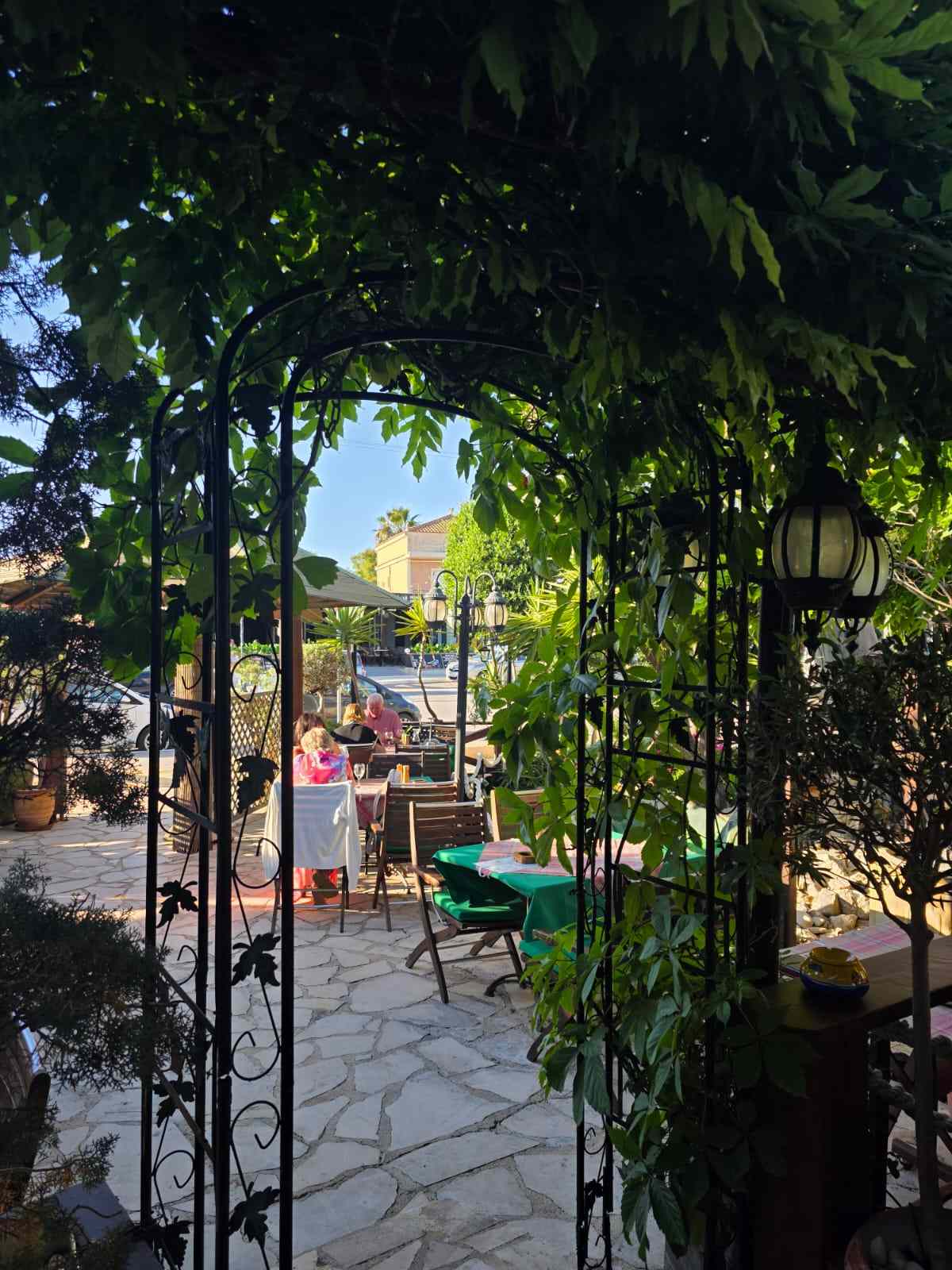 Στο Olive Tree Restaurant της Ζακύνθου η ελληνική φιλοξενία έχει γεύση καλοκαιριού!