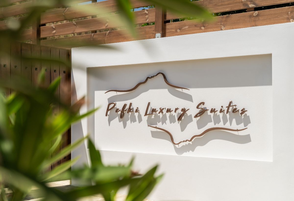 Pefki Luxury Suites: Η ήσυχη δύναμη της πολυτέλειας στην αυθεντική Τέλενδο