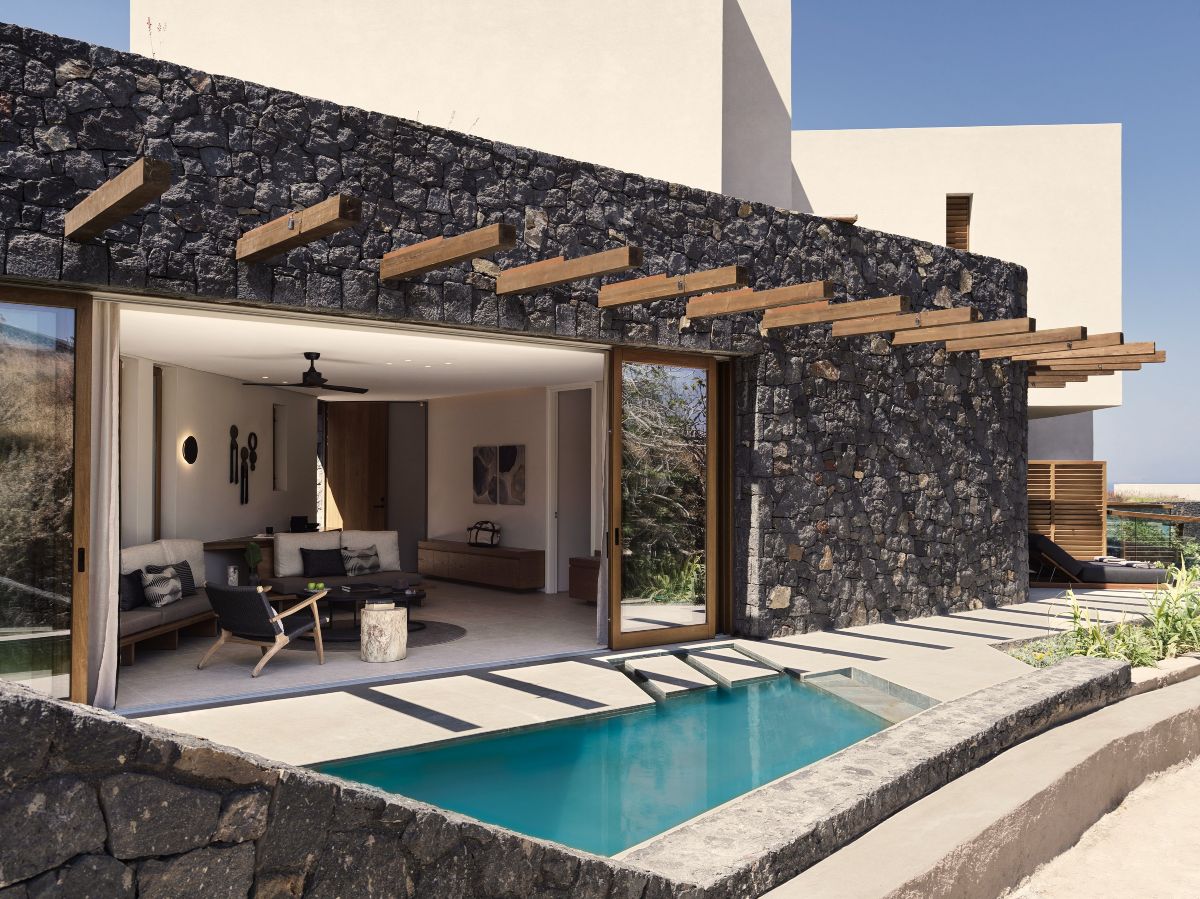 Magma Resort Santorini: Η νέα ήσυχη εκδοχή πολυτέλειας στη Σαντορίνη