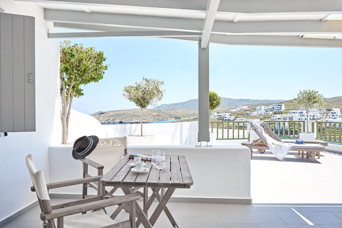 Porto Klaras Suites: Minimal πολυτέλεια στην πιο αυθεντική πλευρά των Κυκλάδων