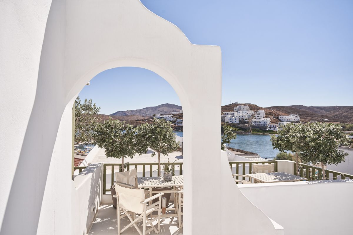 Porto Klaras Suites: Minimal πολυτέλεια στην πιο αυθεντική πλευρά των Κυκλάδων