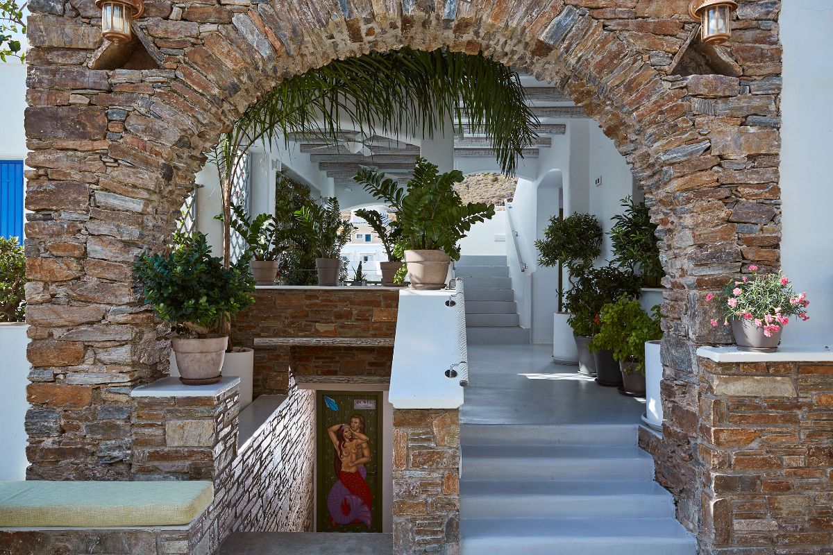 Porto Klaras Suites: Minimal πολυτέλεια στην πιο αυθεντική πλευρά των Κυκλάδων