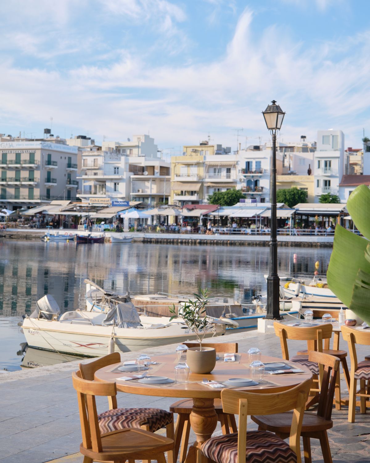 Skala by the Lake: Aνακάλυψε το πιο ατμοσφαιρικό dining spot στον Άγιο Νικόλαο