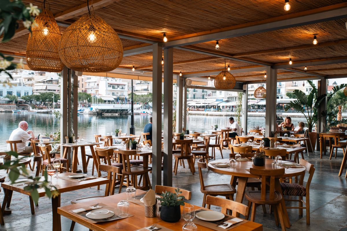 Skala by the Lake: Aνακάλυψε το πιο ατμοσφαιρικό dining spot στον Άγιο Νικόλαο