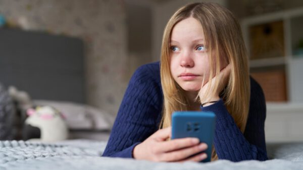 social media μικρό κορίτσι