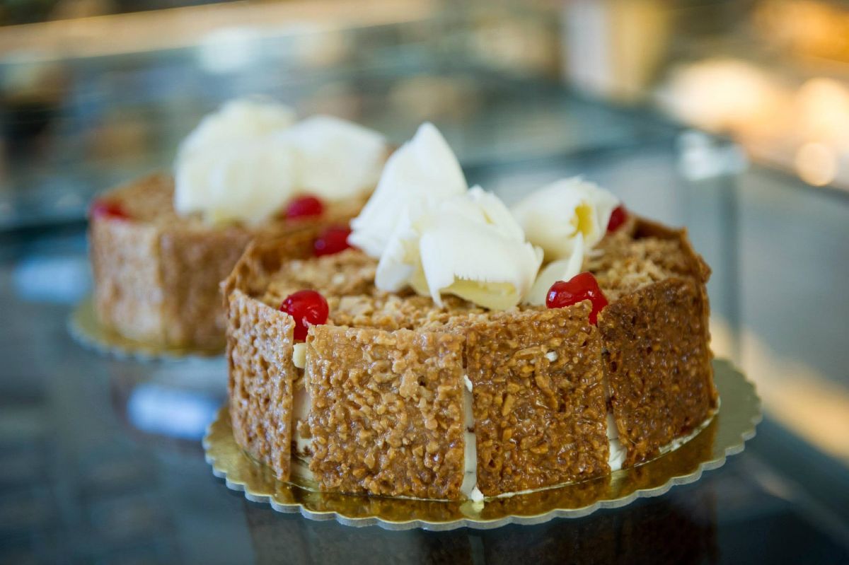 Zairis Patisserie: Το ζαχαροπλαστείο που κρατά ζωντανές τις γεύσεις της Άνδρου