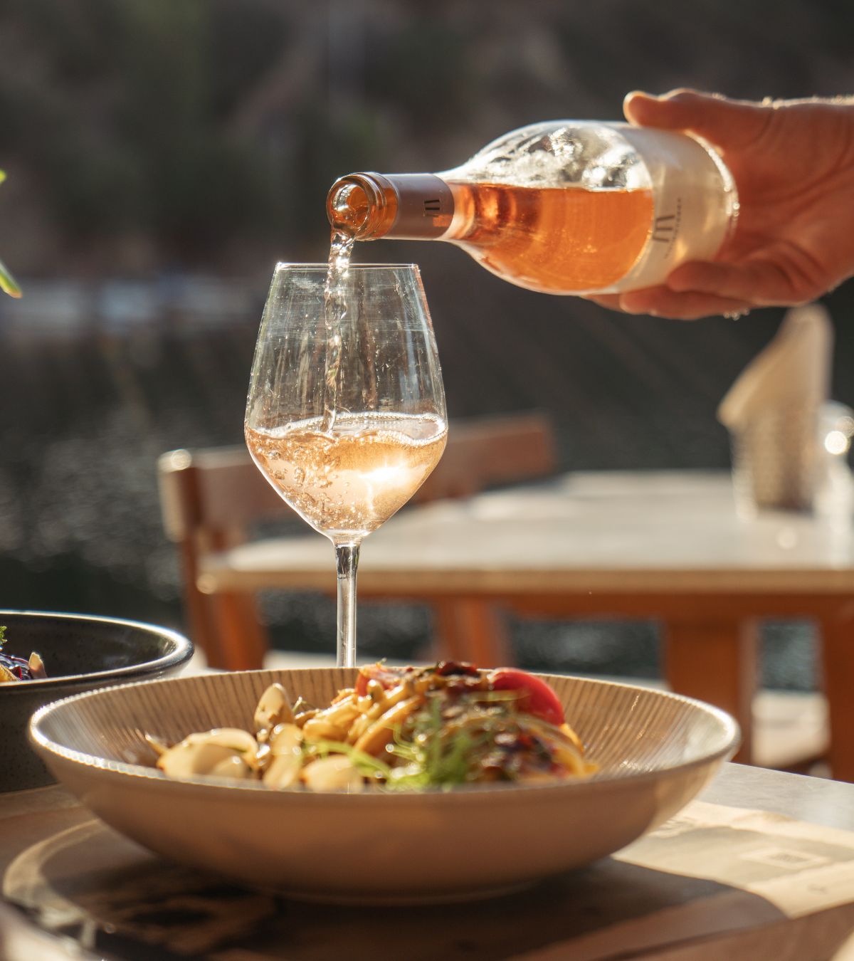 Skala by the Lake: Aνακάλυψε το πιο ατμοσφαιρικό dining spot στον Άγιο Νικόλαο