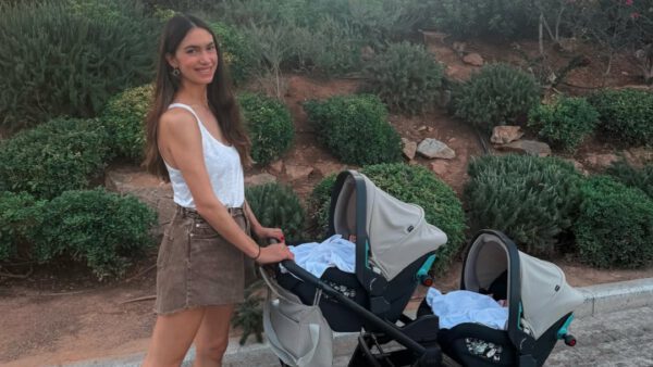 Η Άννα Πρέλεβιτς με τις δίδυμες κόρες της