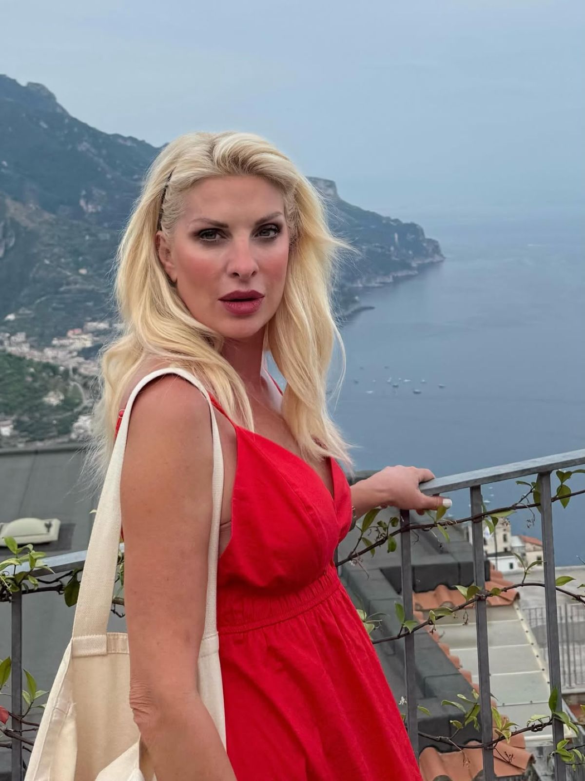 Η Ελένη Μενεγάκη στο Αμάλφι