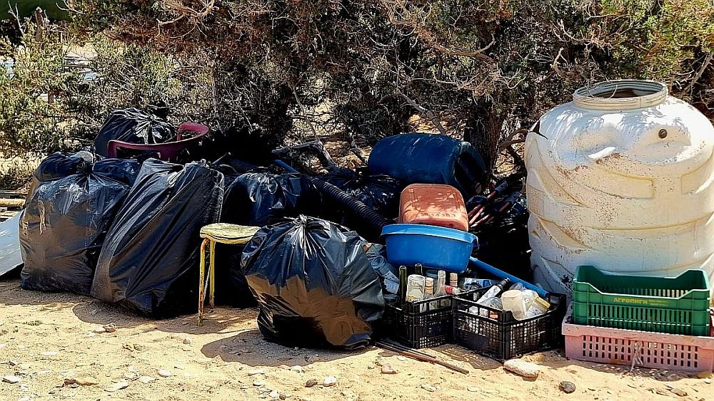 Ακόμα μια φωτογραφία χάους από τα σκουπίδια που επικρατούσε στις παραλίες της Γαύδου
