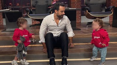 Ο Σάκης Τανιμανίδης με τις κόρες του στα γυρίσματα του Dragons' Den