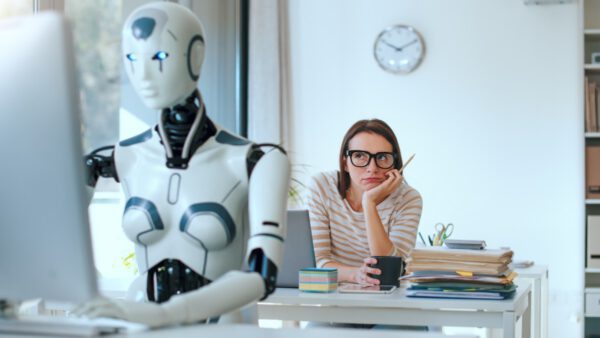 AI robot σε γραφείο