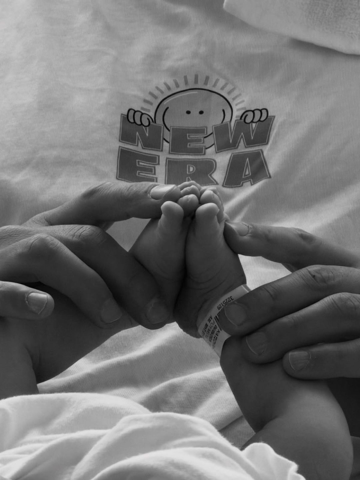 «Πάει καλά ο θηλασμός…» – Ο Σάκης Κατσούλης έδειξε τι συμβαίνει πραγματικά στο σπίτι με τον γιο του