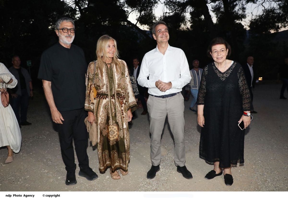 Μητσοτάκης στην επίδαυρο με την σύζυγό του