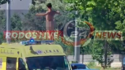 γυμνός άνδρας σε δρόμο της Ρόδου
